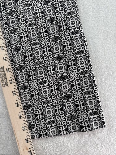 Chicos Pants Size 0.5 US 6 Black White Print Straight Leg Ankle Womens