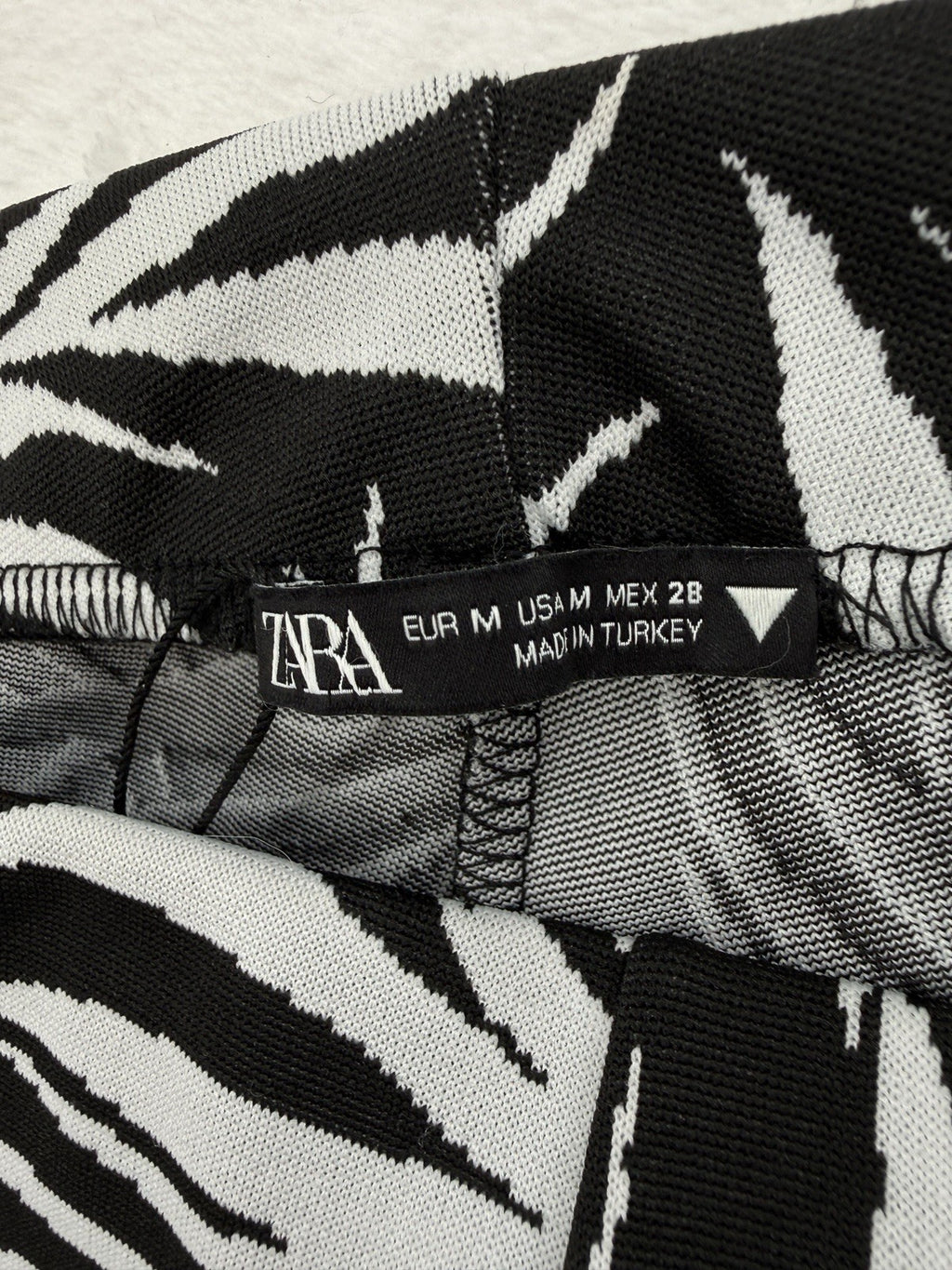 Zara Pants Medium Women Pull On Black White Tropical Jacquard High Waist Flare