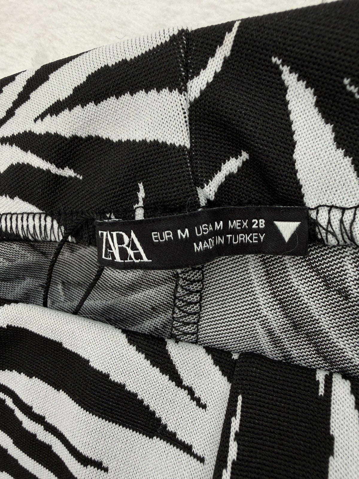 Zara Pants Medium Women Pull On Black White Tropical Jacquard High Waist Flare