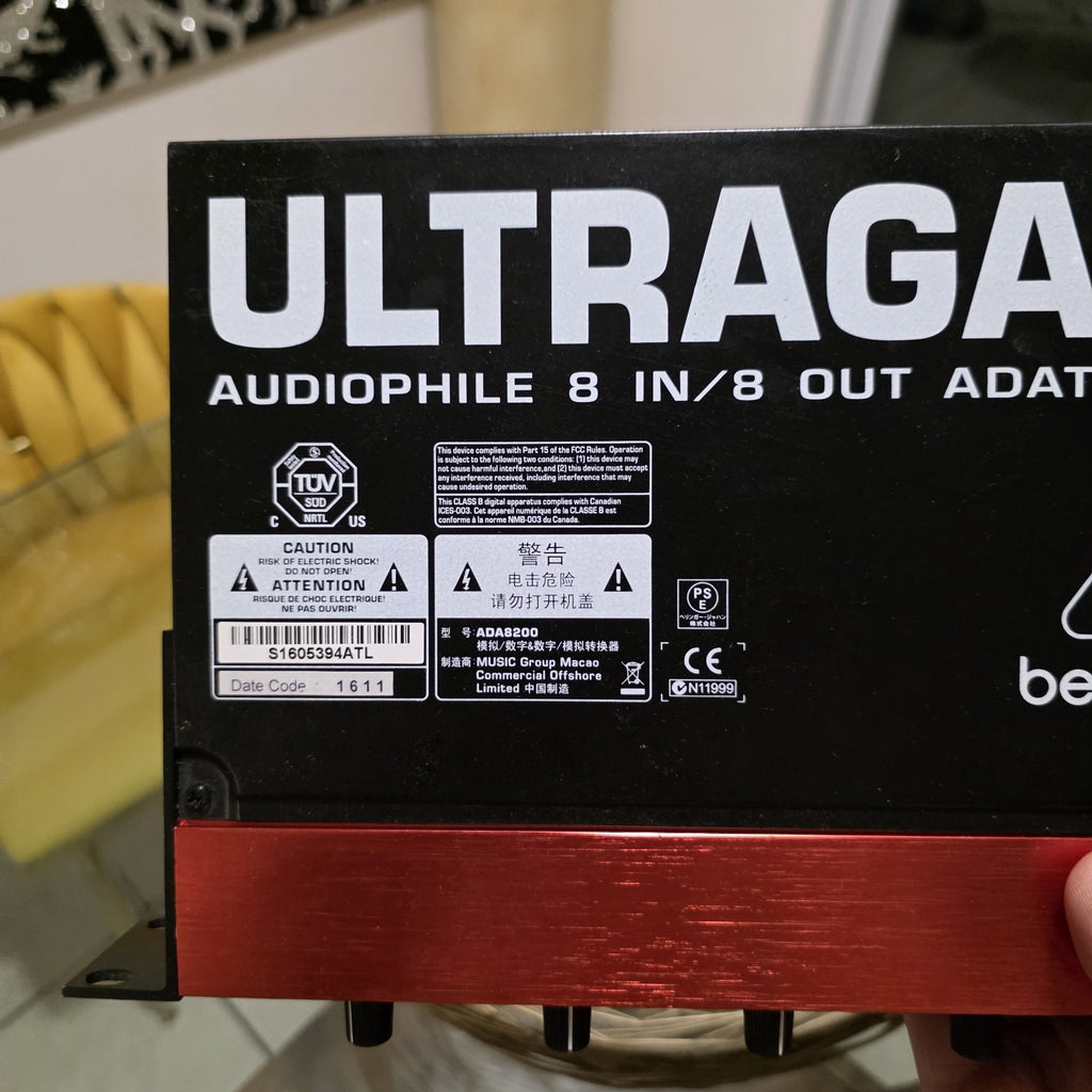 Behringer ULTRAGAIN DIGITAL AUDIOPHILE 8 IN/8 OUT ADAT AUDIO MODEL ADA8200 Inter