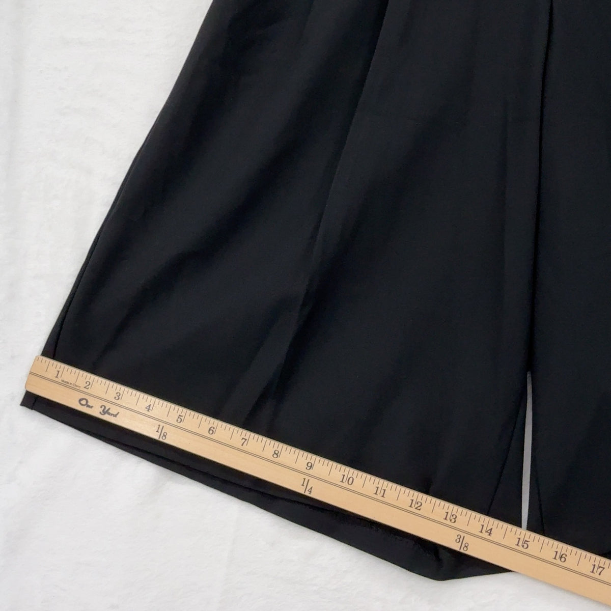 GU Uniqlo Wide Leg Bermuda Shorts M Medium Womens Black Pleated Hipster New NWT