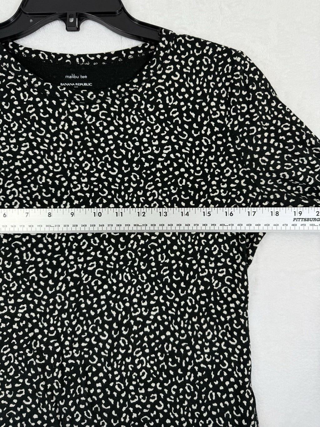 Banana Republic Malibu Tee Small Womens Black Gray Animal Print Long Sleeve