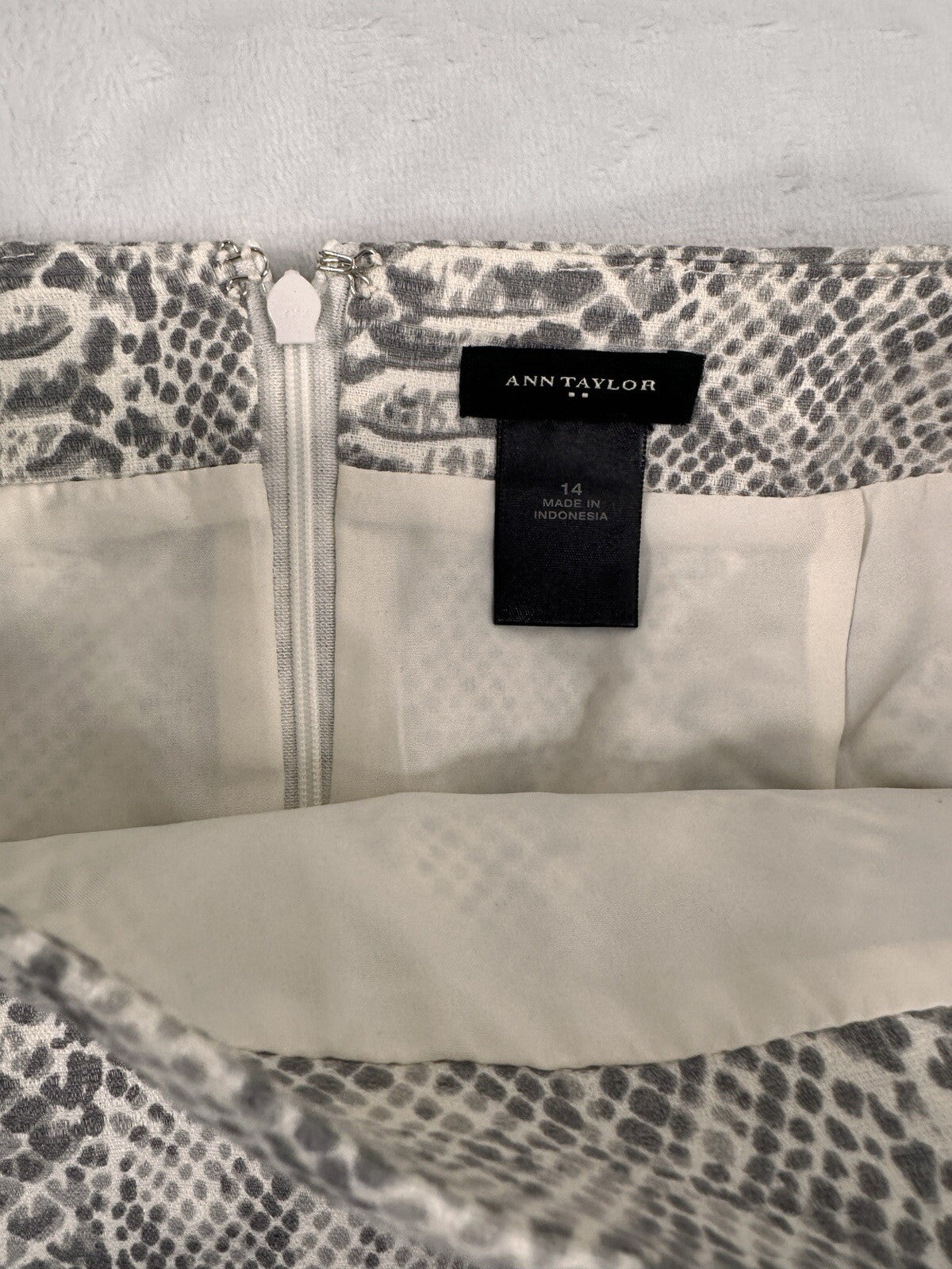 Ann Taylor Skirt Gray A-Line Straight Pencil Snakeskin Print Knee Length