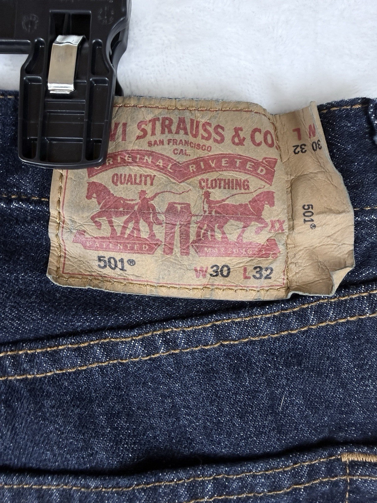 Levis 501 Jeans Mens Button Fly 30x32  Dark Blue Straight Leg