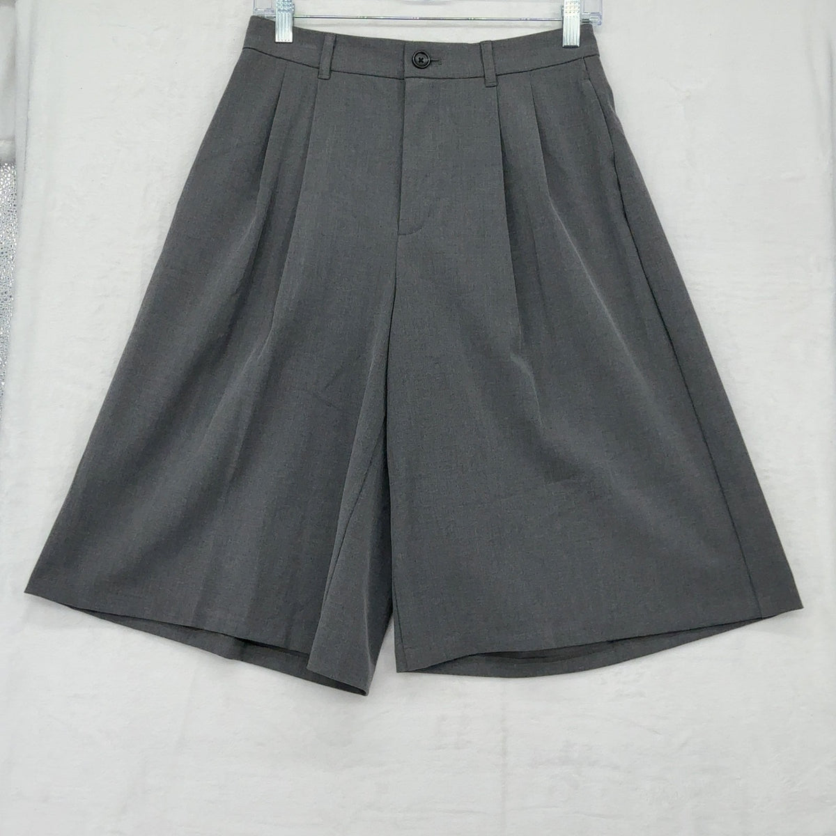 GU Uniqlo Bermuda Shorts Medium Womens Gray Wide Leg Culottes Hipster New NWT