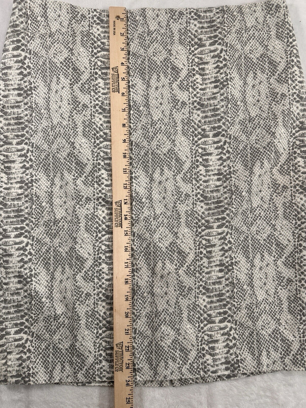 Ann Taylor Skirt Gray A-Line Straight Pencil Snakeskin Print Knee Length