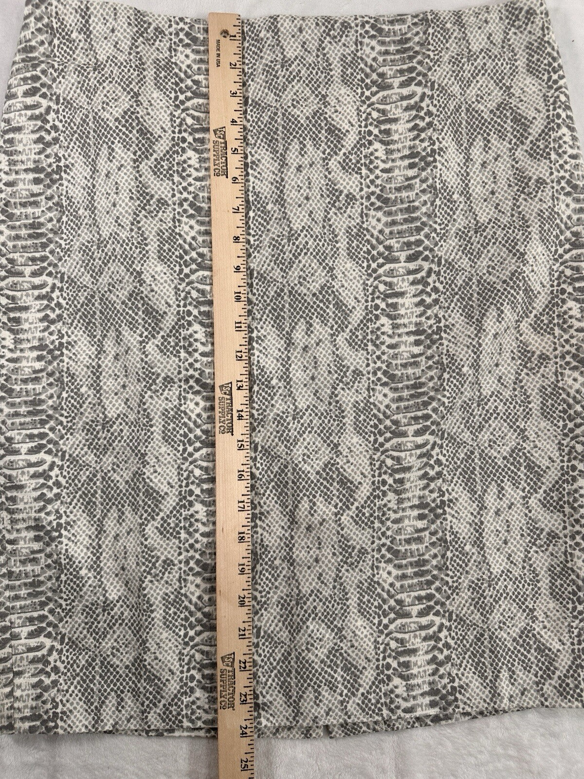 Ann Taylor Skirt Gray A-Line Straight Pencil Snakeskin Print Knee Length