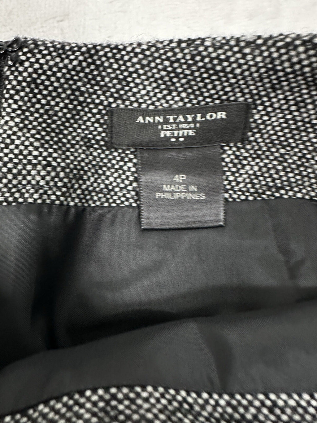 Ann Taylor Skirt Size 4 Petite 4P Wool Blend Black Tweed Pencil Knee Length