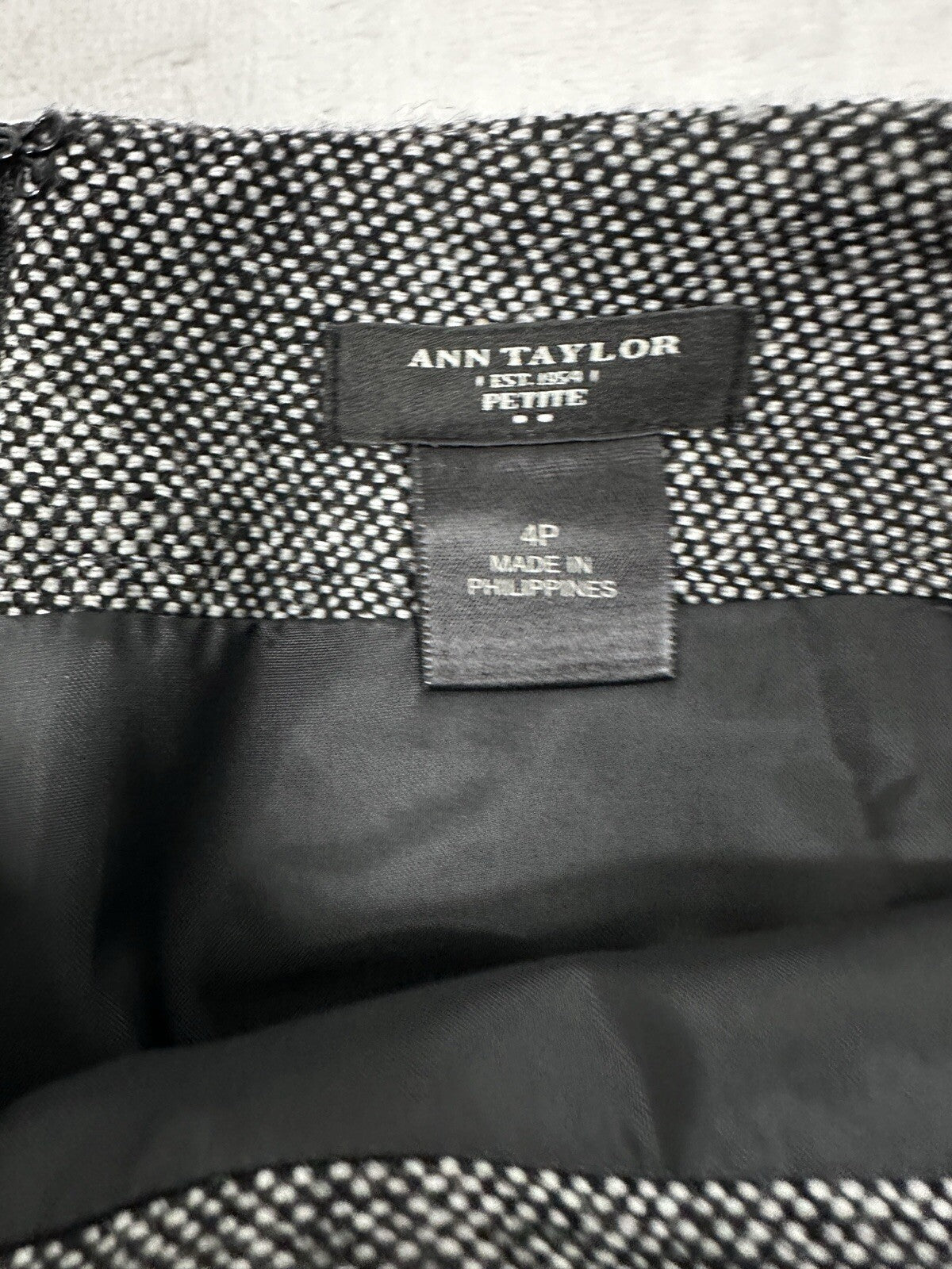 Ann Taylor Skirt Size 4 Petite 4P Wool Blend Black Tweed Pencil Knee Length