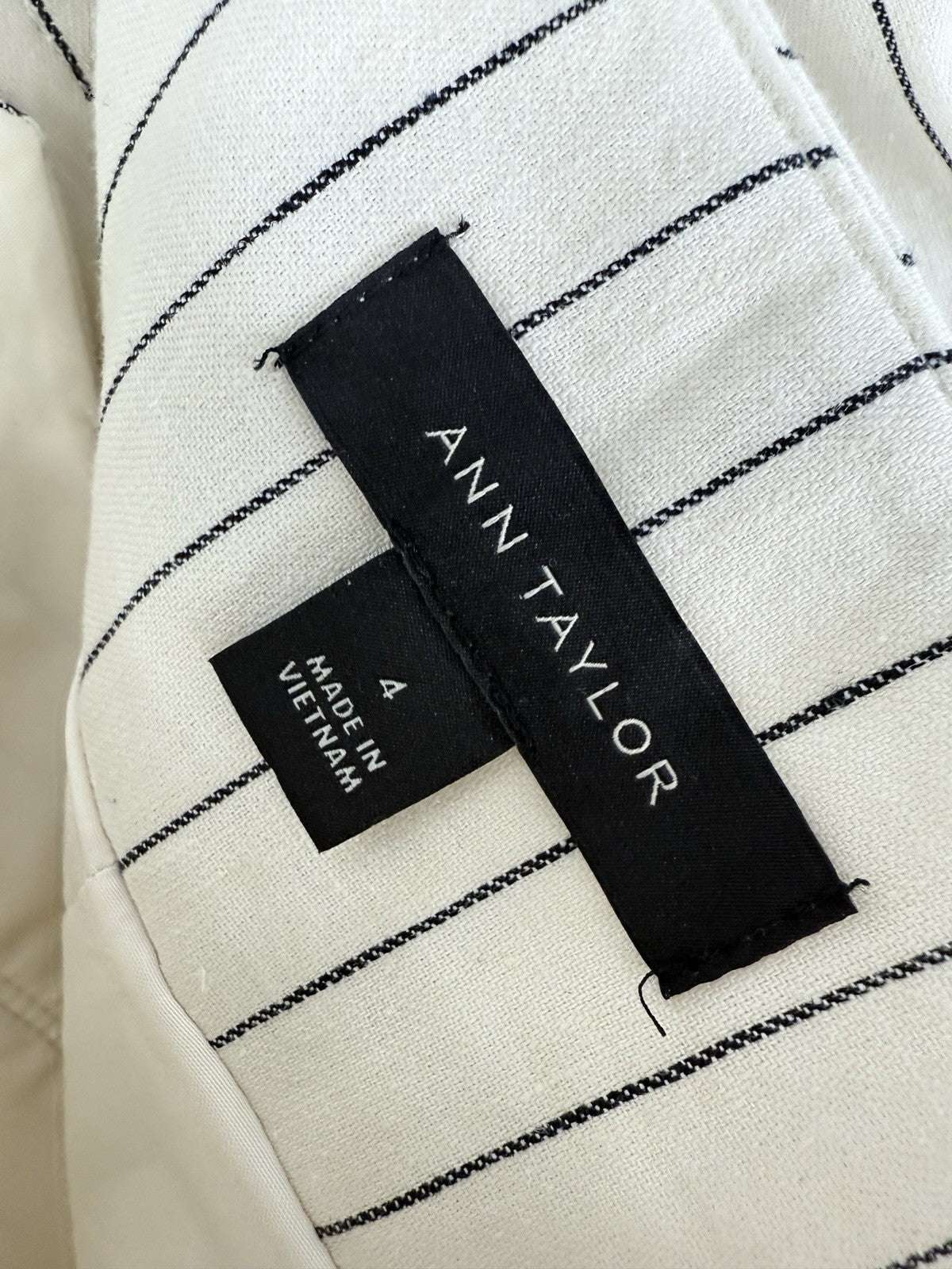 Ann Taylor Shorts 4 Linen Blend High Rise Ivory Gray Pinstripes Lined 4” Womens