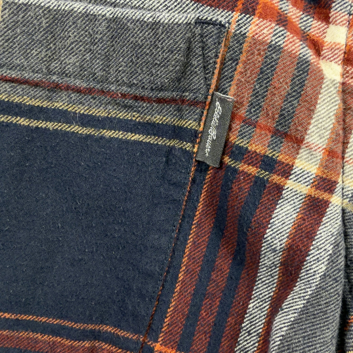 Eddie Bauer Flannel Shirt XL Navy plaid 100% cotton chest pocket button front