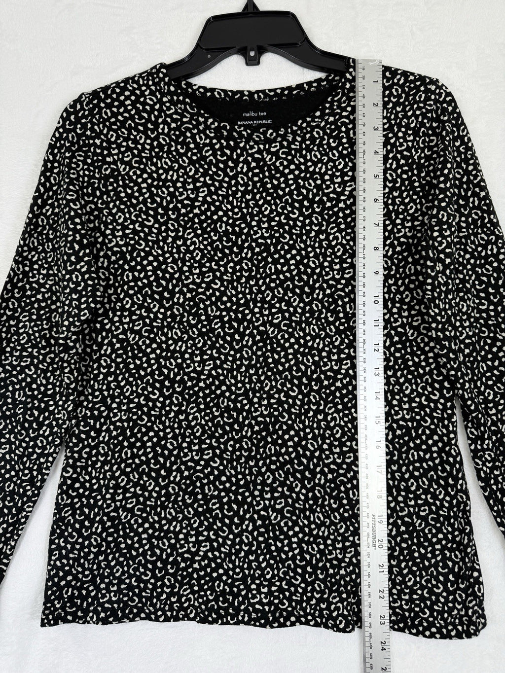 Banana Republic Malibu Tee Small Womens Black Gray Animal Print Long Sleeve
