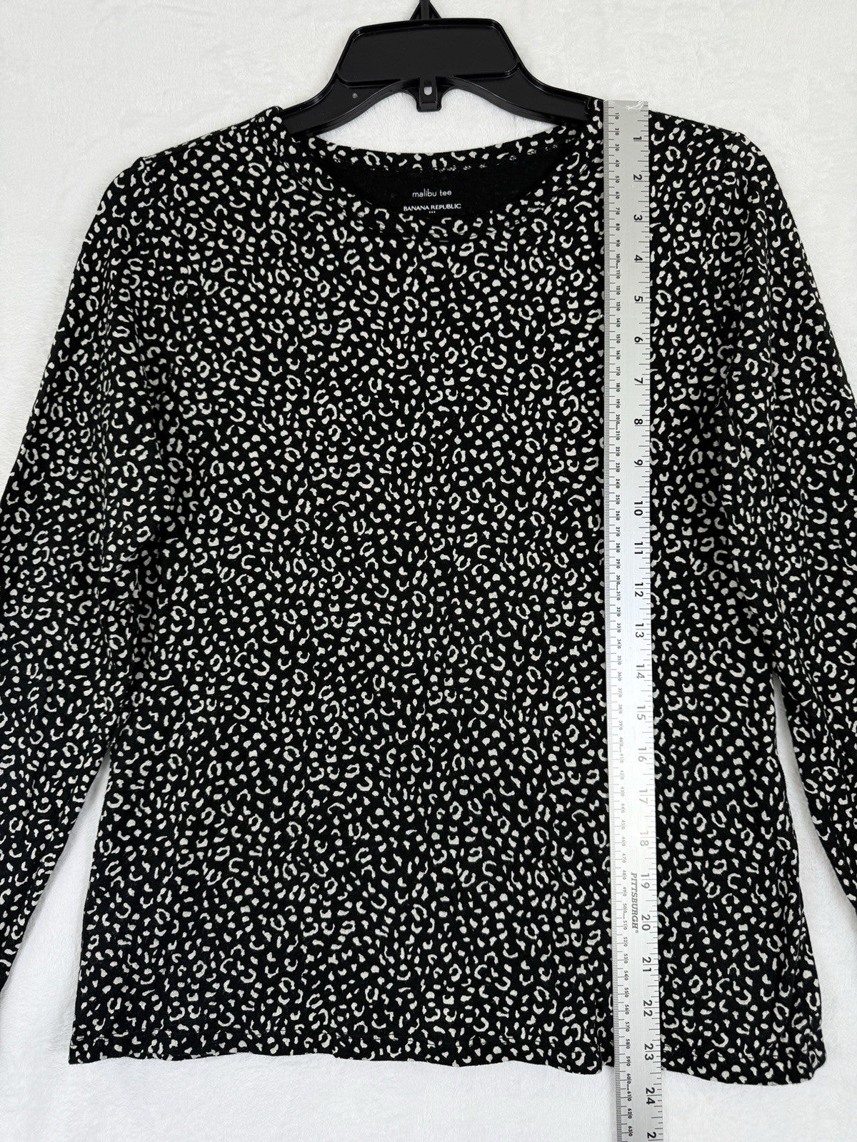 Banana Republic Malibu Tee Small Womens Black Gray Animal Print Long Sleeve