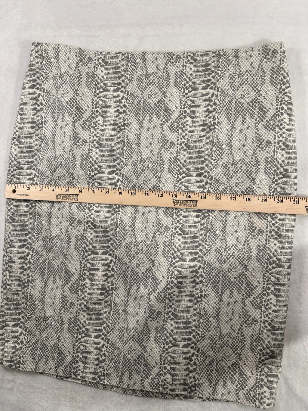 Ann Taylor Skirt Gray A-Line Straight Pencil Snakeskin Print Knee Length