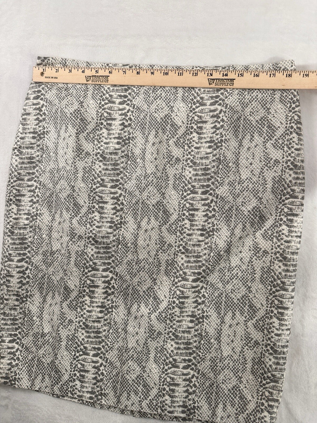 Ann Taylor Skirt Gray A-Line Straight Pencil Snakeskin Print Knee Length