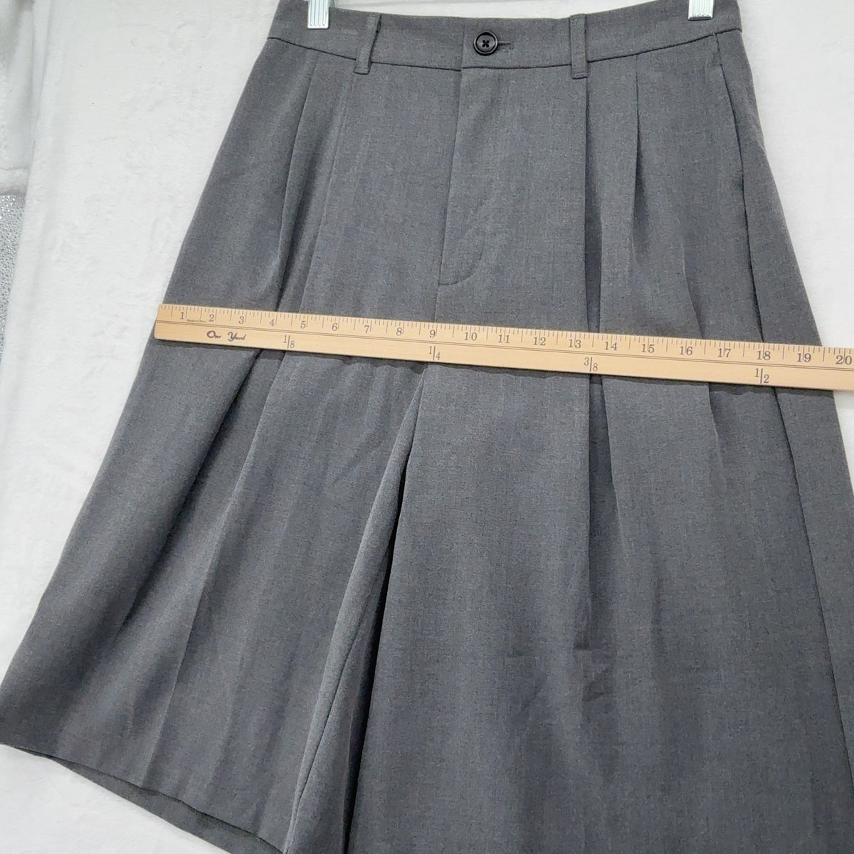 GU Uniqlo Bermuda Shorts Medium Womens Gray Wide Leg Culottes Hipster New NWT